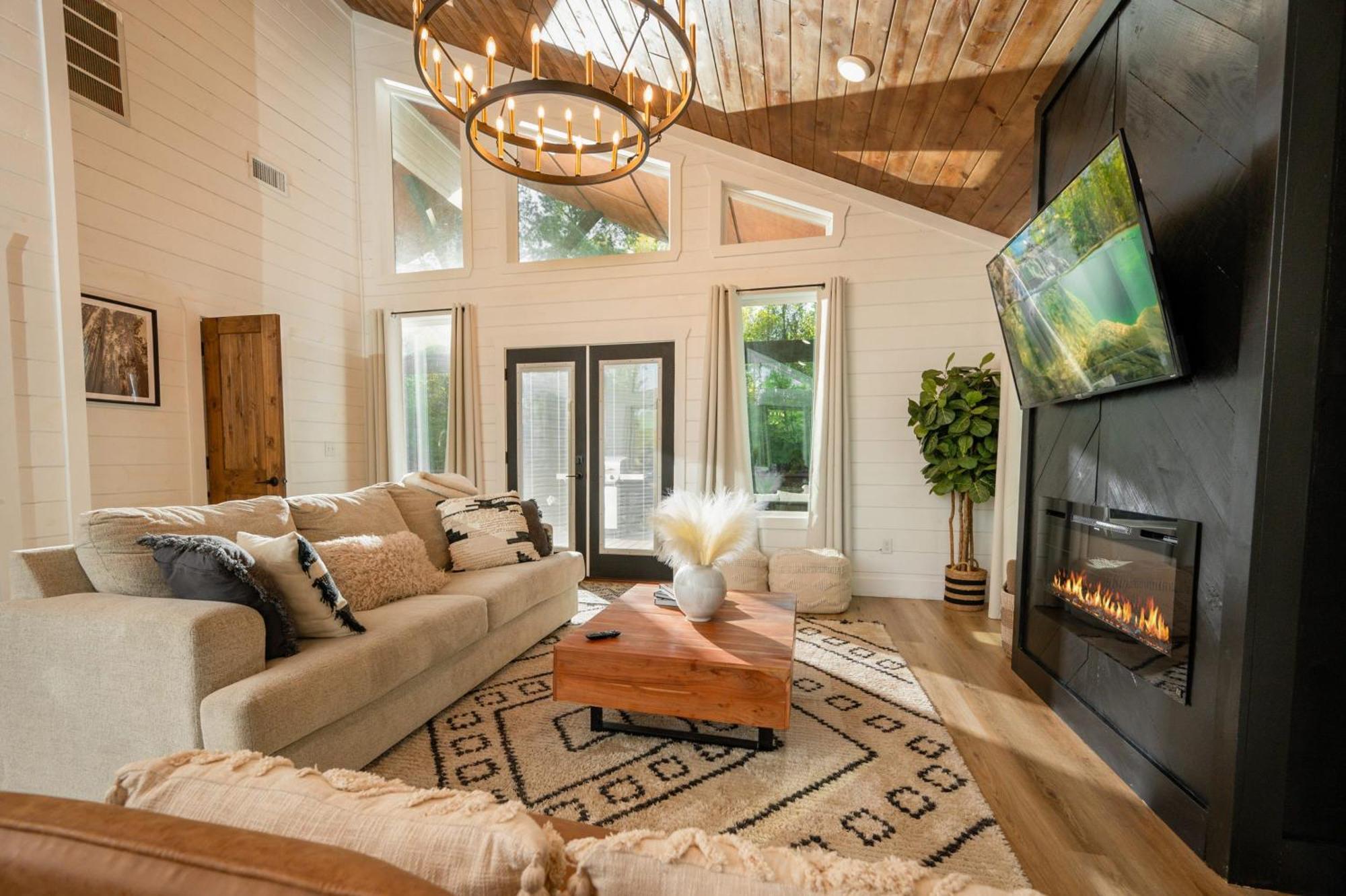 New Farmhouse-Chic Cabin With Hot Tub & Firepit Broken Bow Ngoại thất bức ảnh
