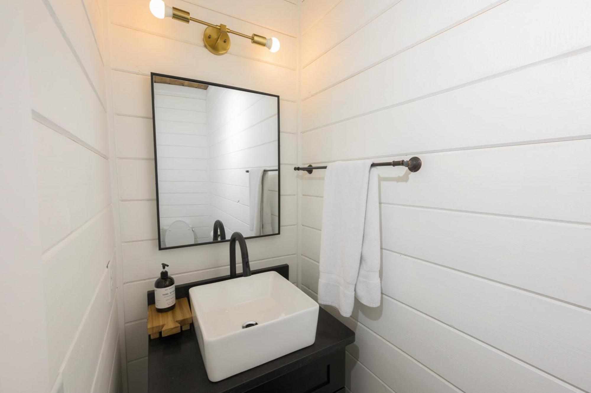 New Farmhouse-Chic Cabin With Hot Tub & Firepit Broken Bow Ngoại thất bức ảnh